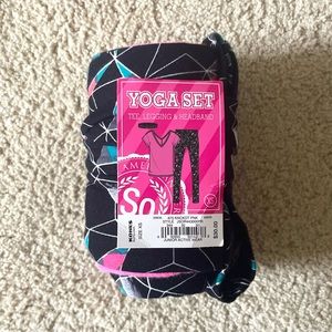 SO Junior Yoga Set: headband, geometric pattern leggings, t-shirt size XS